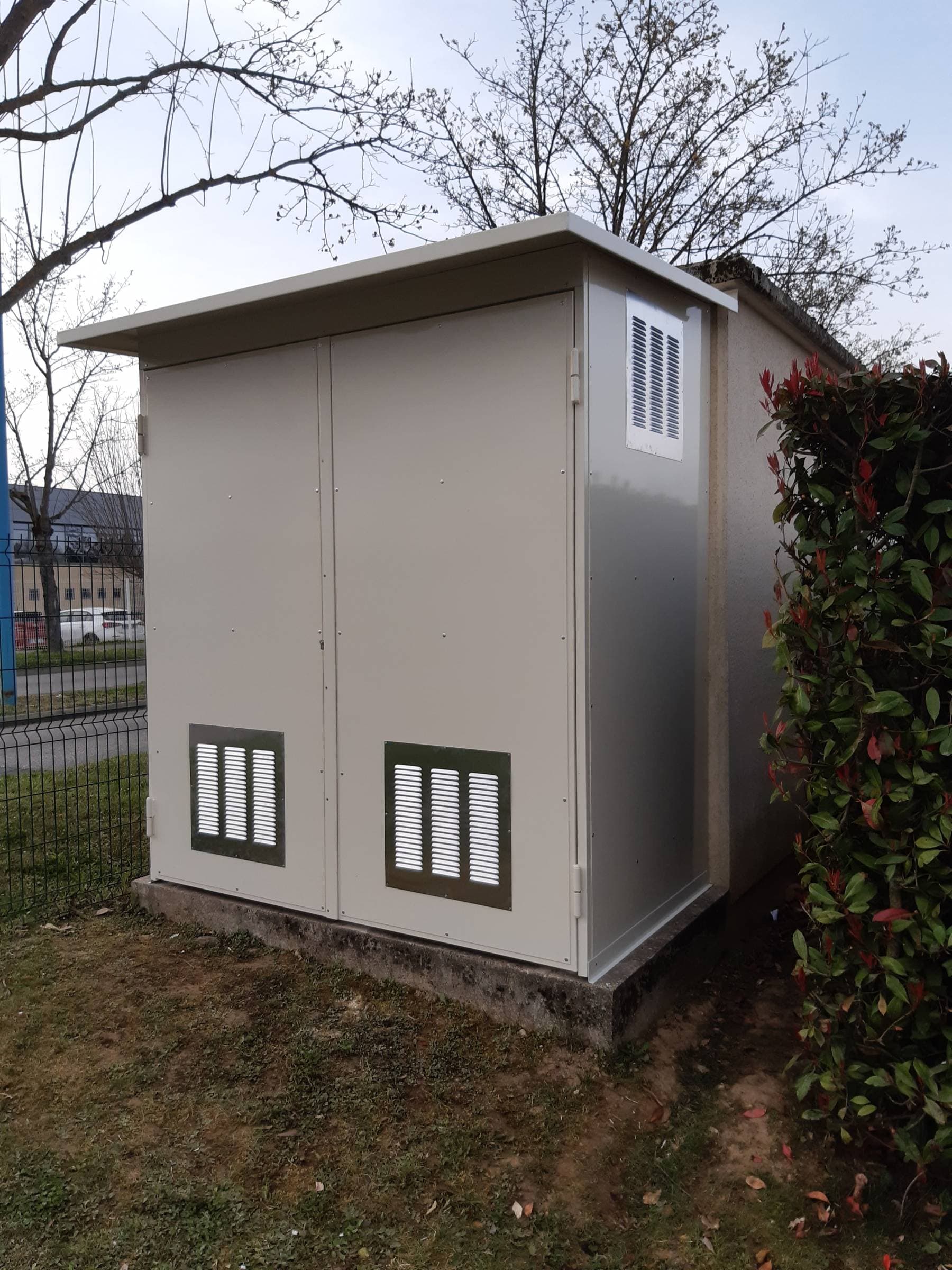 Cabane d'armoire électrique sur mesure en acier peint fabriquée par Corgier à Trévoux
