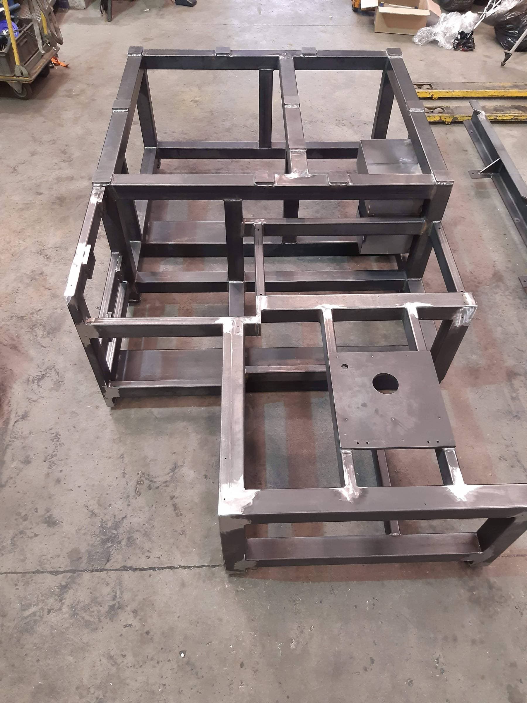 Pièce chaudronnée sur mesure en acier fabriquée dans l'atelier Corgier