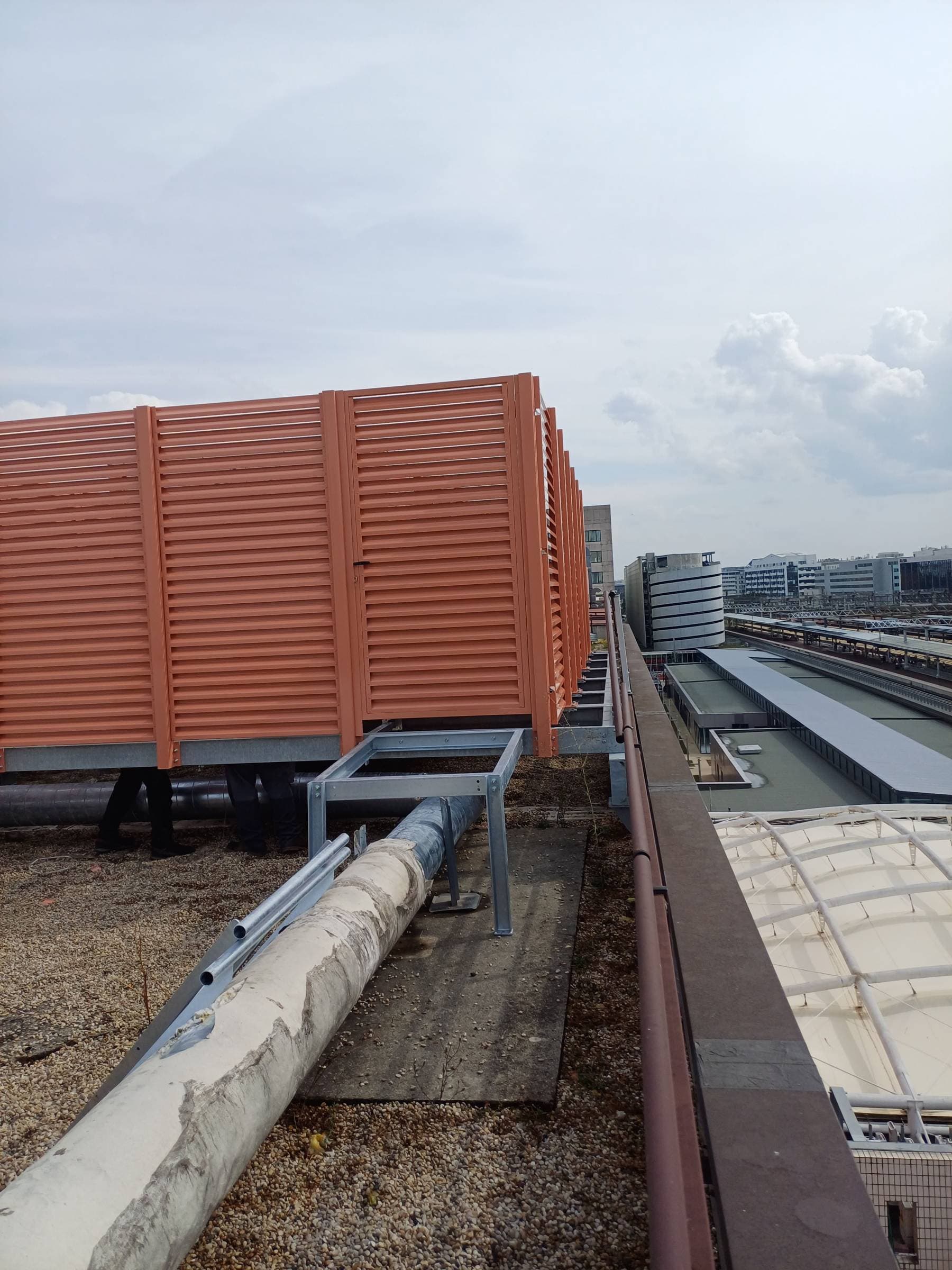 Édicules à ventelles aluminium laqué posés en toiture d'un bâtiment de la Part-Dieu à Lyon