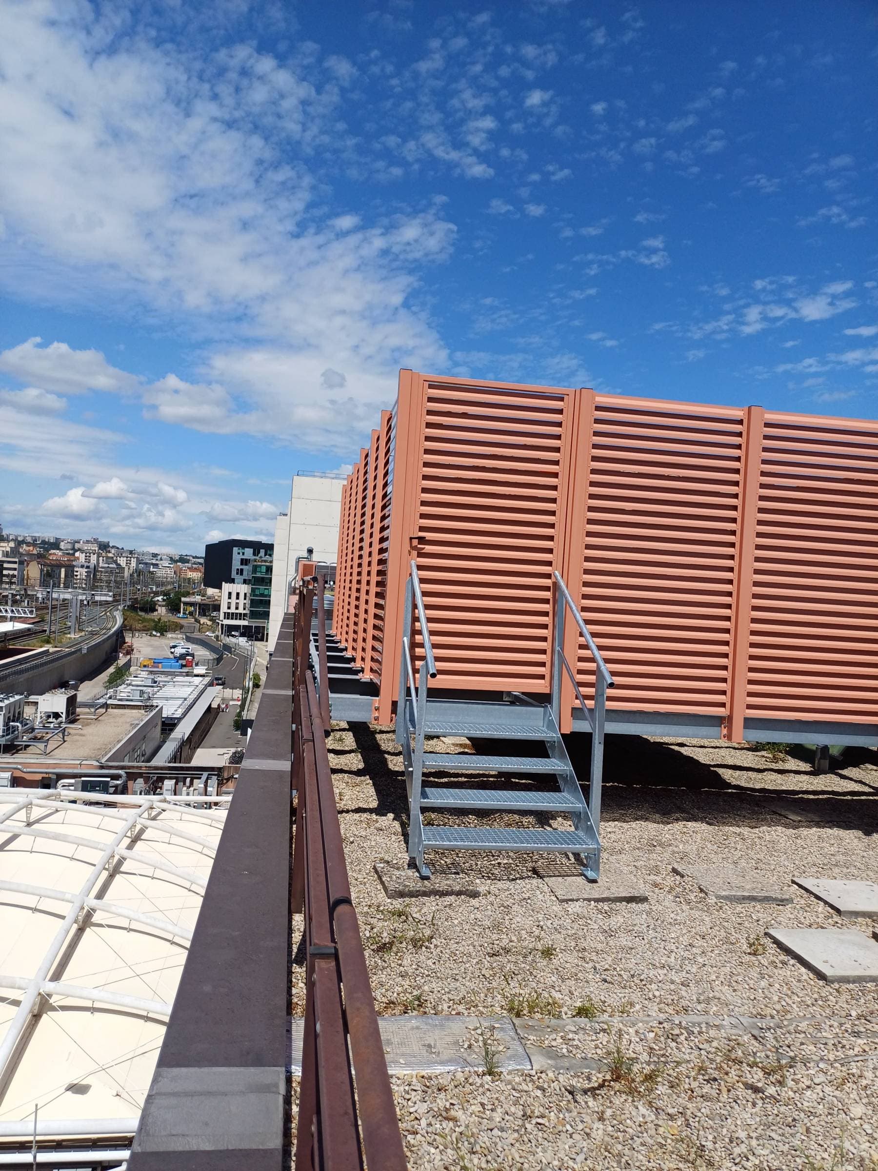 Édicule à ventelles aluminium vu de face en toiture
