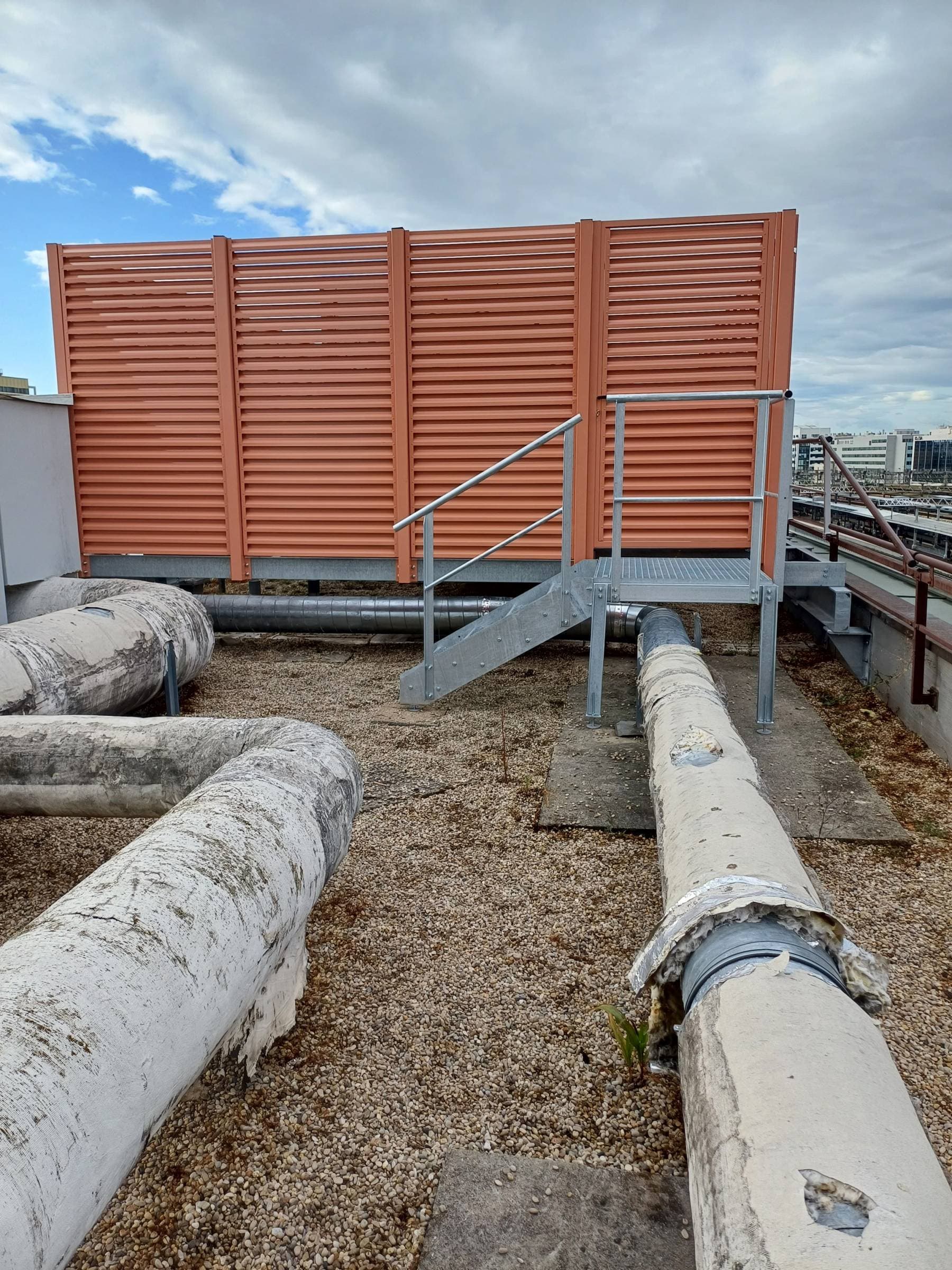 Ensemble d'édicules acier et aluminium posés sur un toit à Lyon