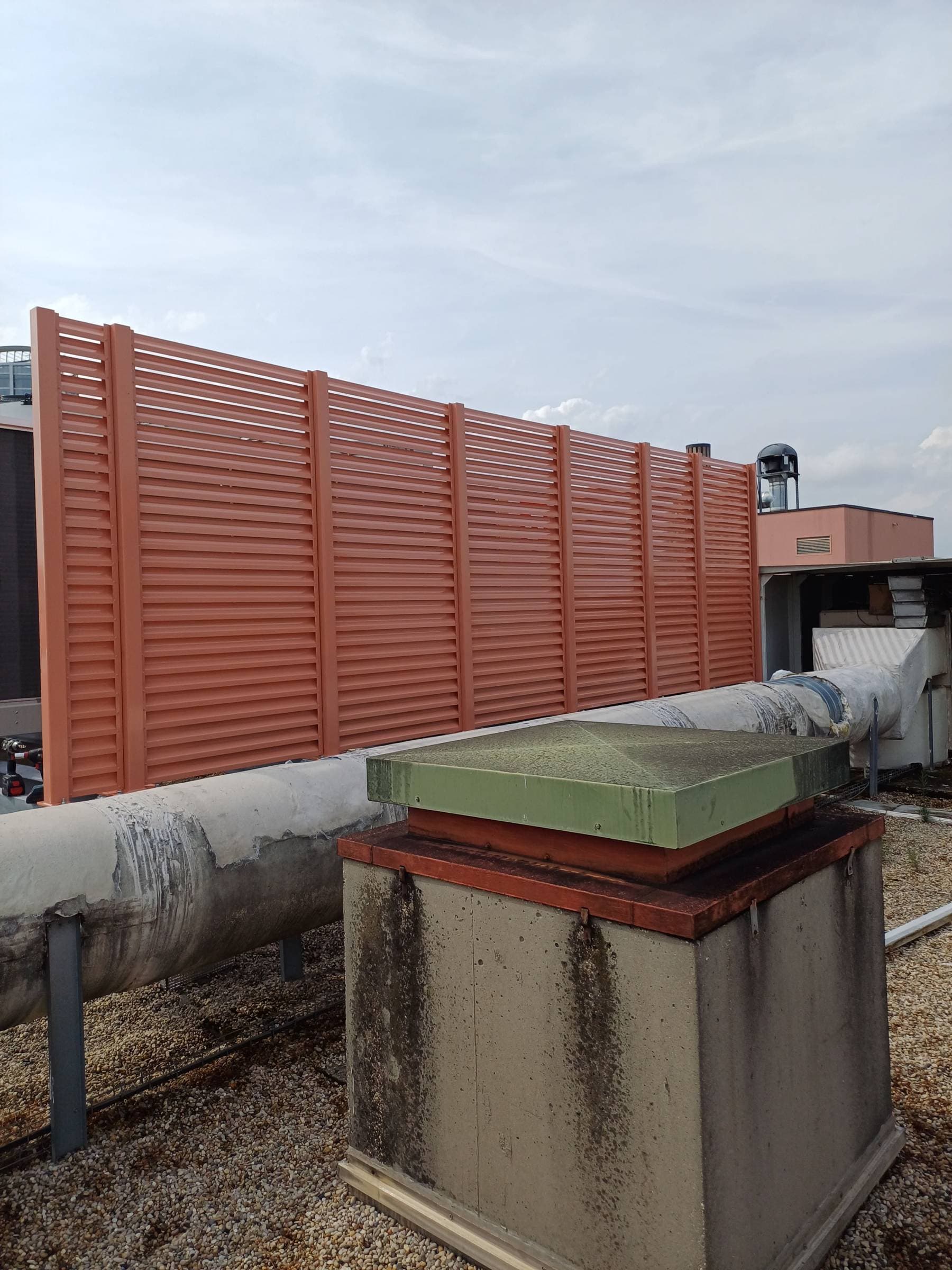 Détail des ventelles aluminium laqué d'un édicule