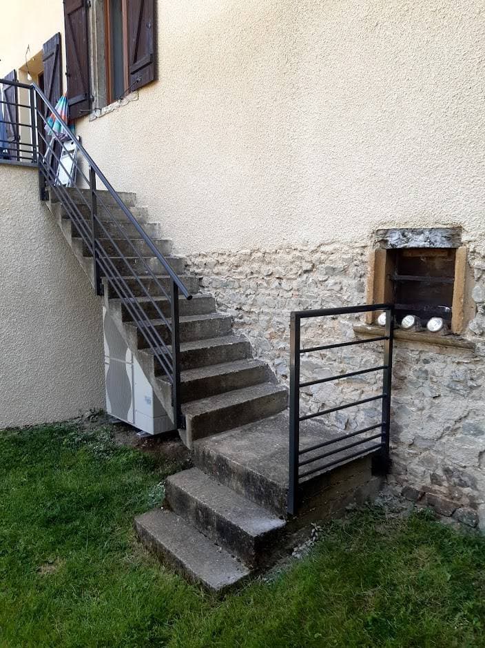 Détail d'un garde-corps acier peint