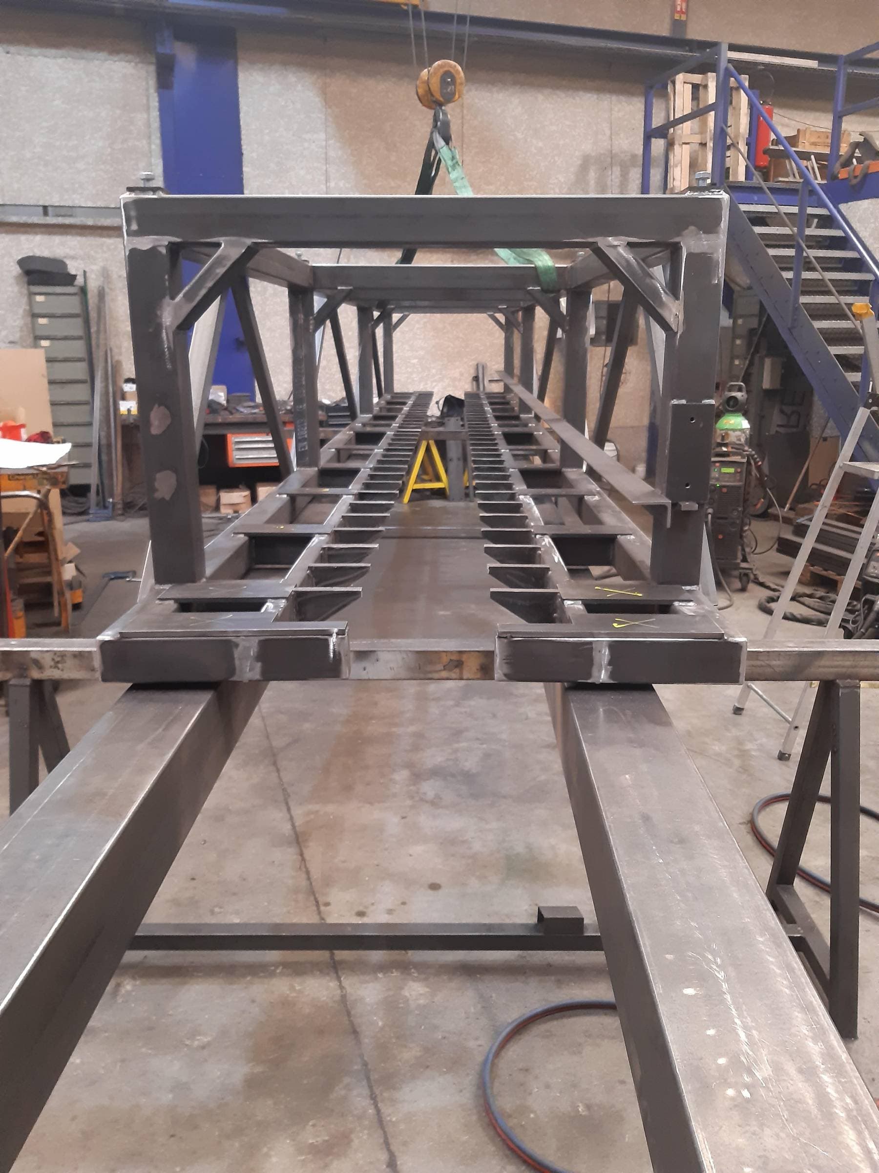 Ensemble chaudronné en acier sur l'établi de l'atelier